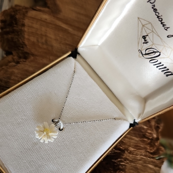 Elegant Silver Daisy Pendant Necklace - Picture 2 of 2